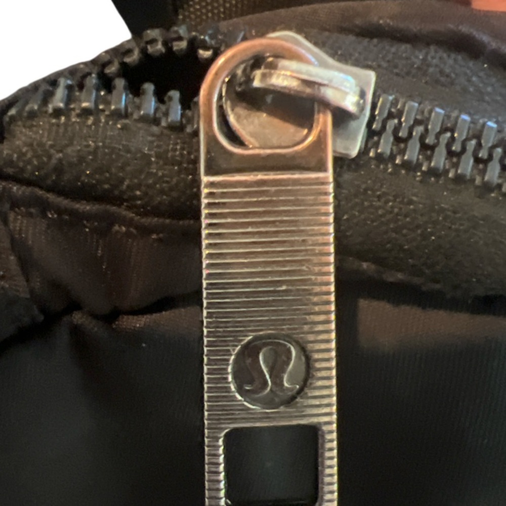Lululemon Everywhere Belt Bag Black Crossbody Zip Wear‎ Functional - Picture 4 of 7